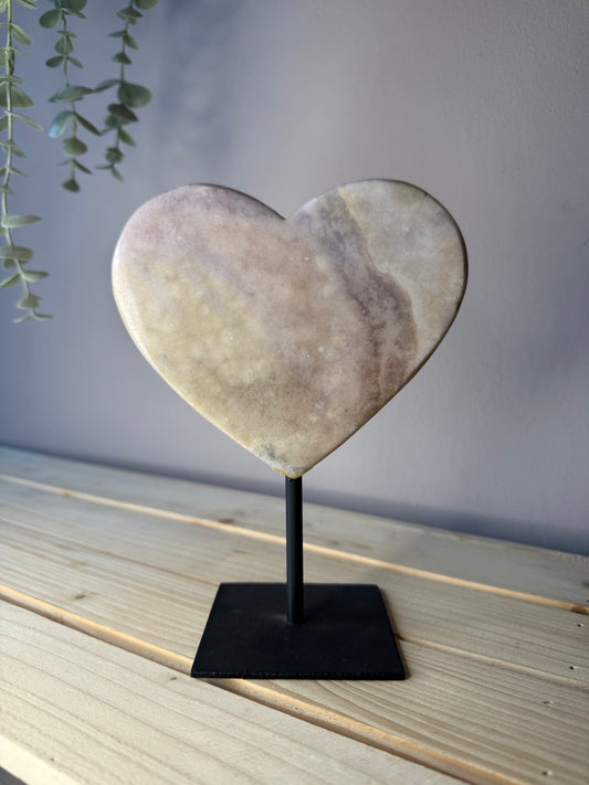 Roze Amethist hart op Standaard